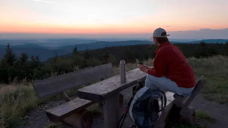 Wanderrast bei Sonnenuntergang im Thüringer Wald Wanderrast bei Sonnenuntergang im Thüringer Wald
